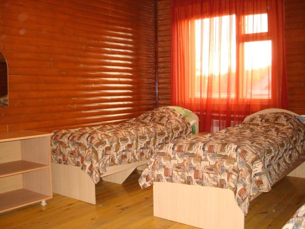 Номер (Кровать в общем 4-местном номере для мужчин и женщин) отеля Тихая Заводь, Сыростан