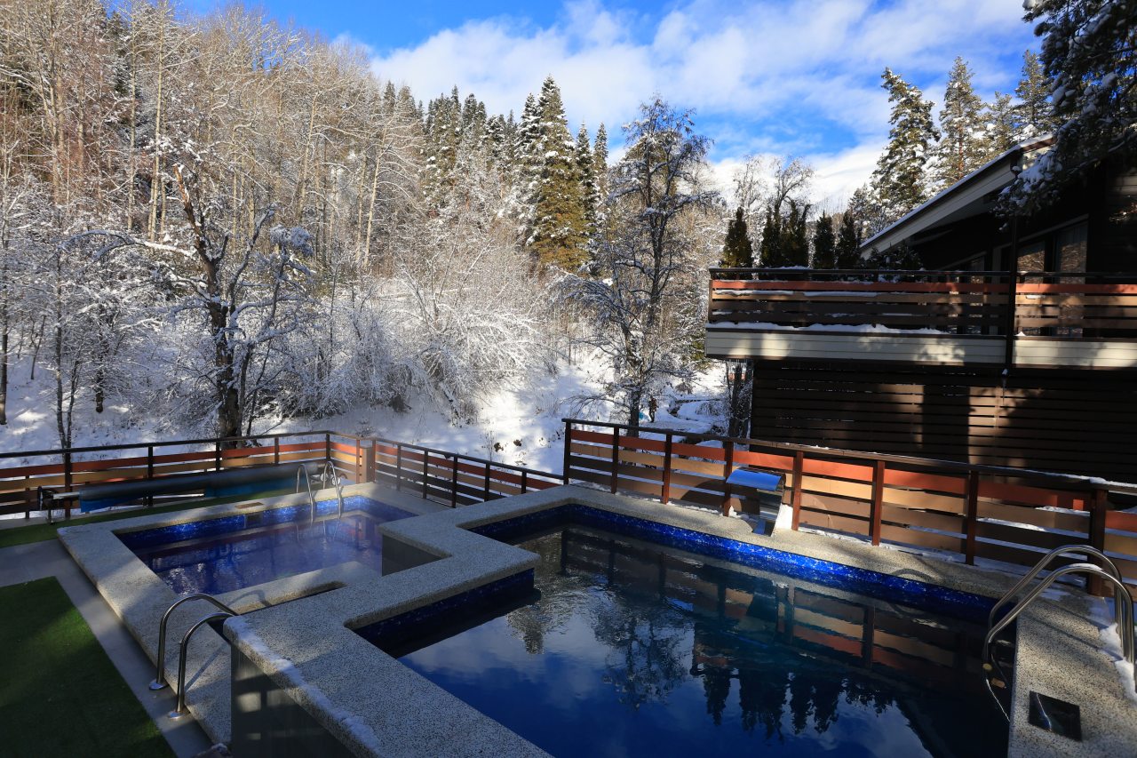 Бассейн открытый подогреваемый с видом на лес и горы, Mairi Park Hotel