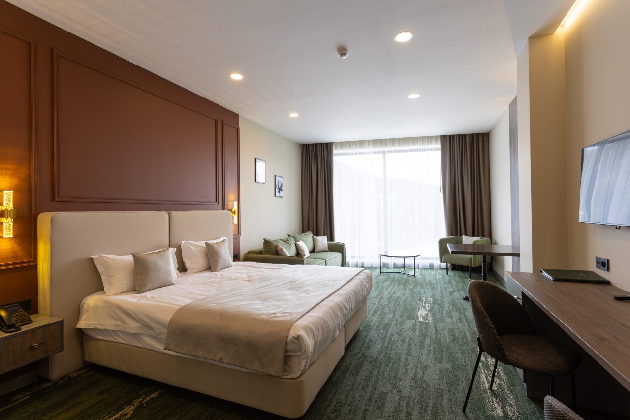 Трехместный (Standart Plus) гостиничного комплекса Mairi Park Hotel, Архыз