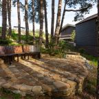 Благоустроенная территория отеля, ручей