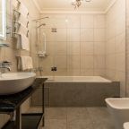 Четырехместный (Делюкс Гранд с видом на набережную реки Мойка), Maria Hotel St. Petersburg