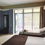 Трёхместный комфорт с общей террасой