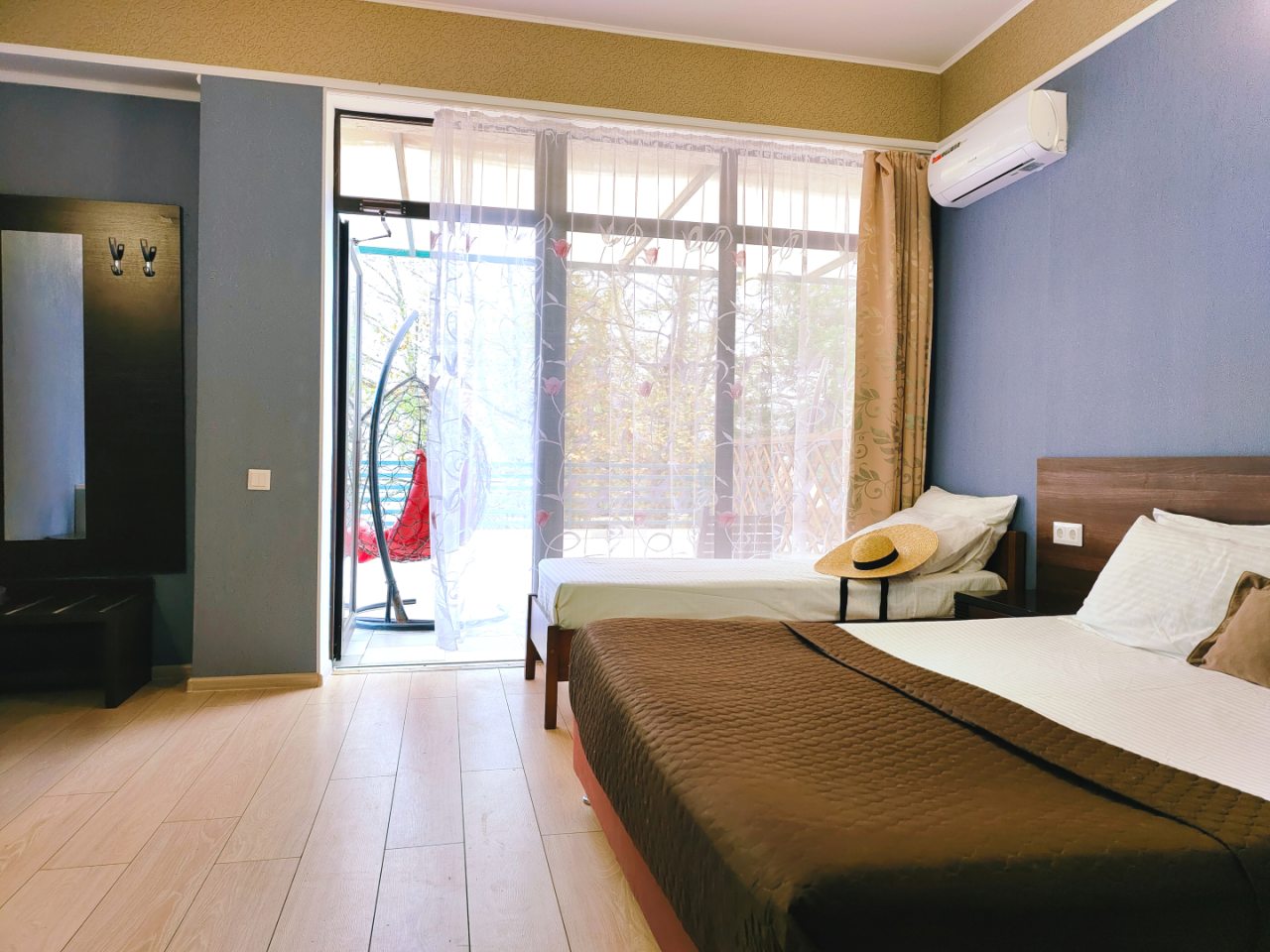 Трёхместный комфорт с общей террасой