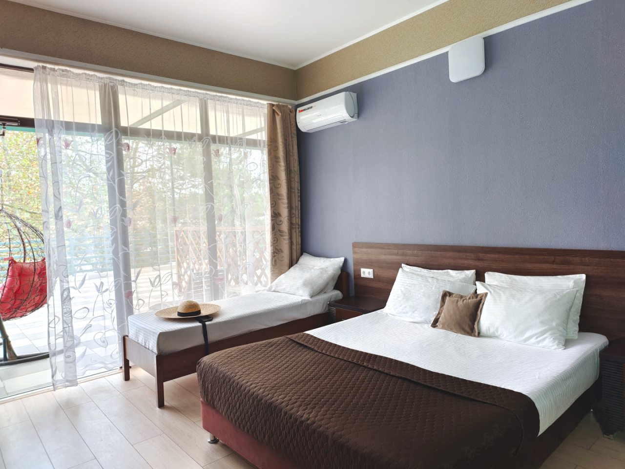 Трёхместный комфорт с общей террасой