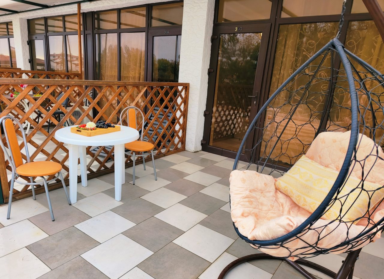 Трёхместный комфорт с общей террасой