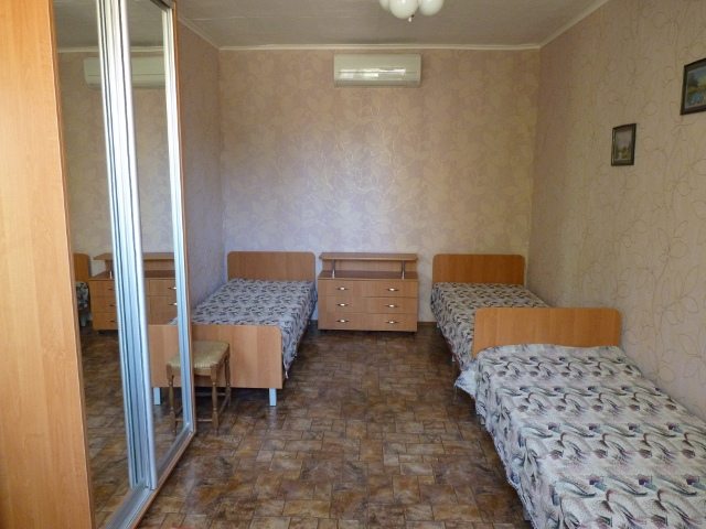 Апартаменты (Трехкомнатные с кухней шестиместные) гостевого дома Парк-пансионат МНБ Поповка, Крым