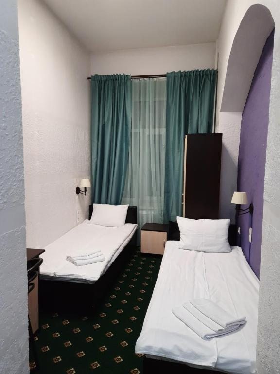Двухместный (Двухместный номер с 2 отдельными кроватями и собственной ванной комнатой) гостевого дома На Сенной, Санкт-Петербург