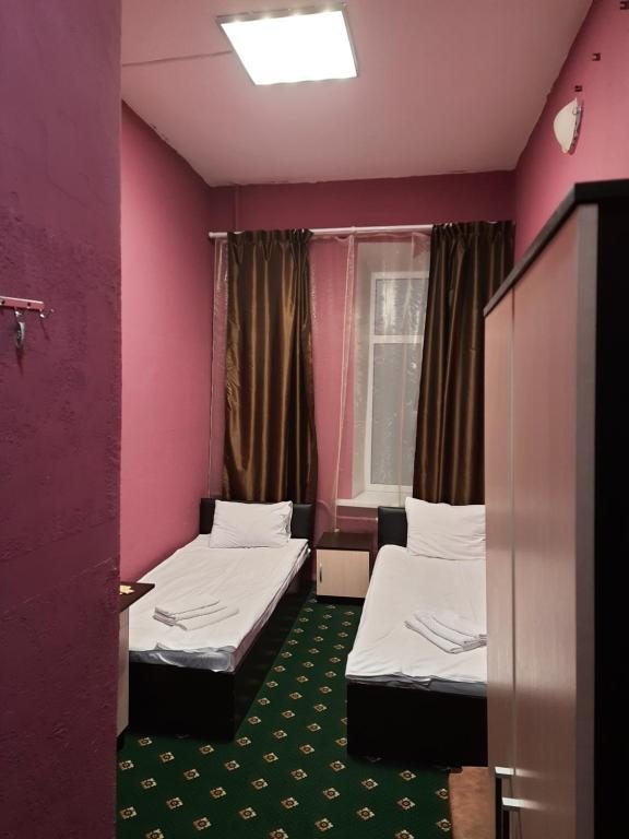 Двухместный (Двухместный номер с 2 отдельными кроватями и собственной ванной комнатой) гостевого дома На Сенной, Санкт-Петербург