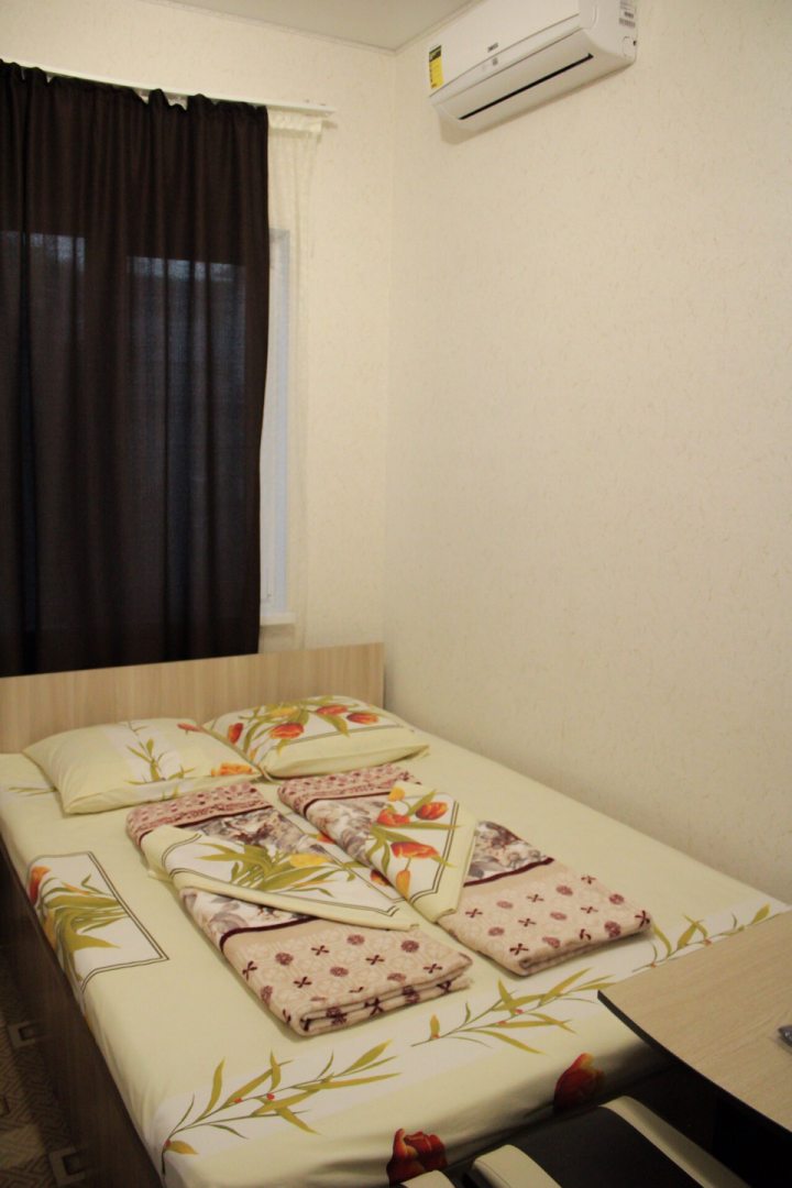 Двухместный (С удобствами М двуспальная кровать на выходе общая терраса балкон) гостевого дома В Адлере