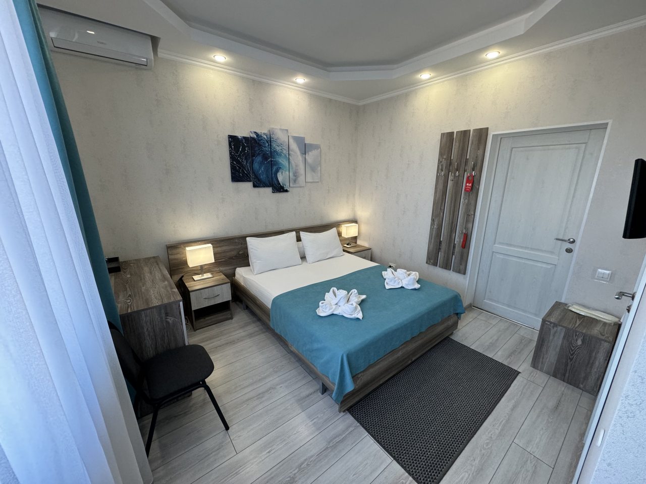 Двухместный (Двухместный стандарт с видом на море DBL / Standard double room with sea view DBL) гостиницы VIVAT, Новороссийск