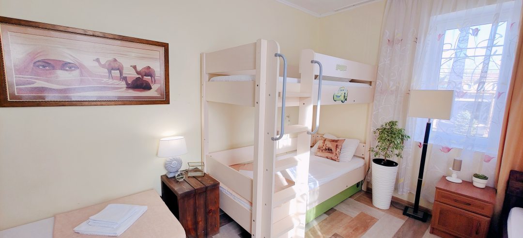 Пятиместный (5-ти местный стандарт с 2-х ярусной кроватью) гостиницы Караван, Анапа