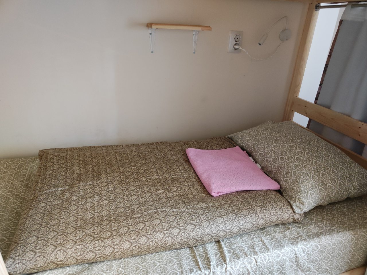 Шестиместный Женский (Спальное место на двухъярусной кровати в общем номере для женщин), Хостел Ретро
