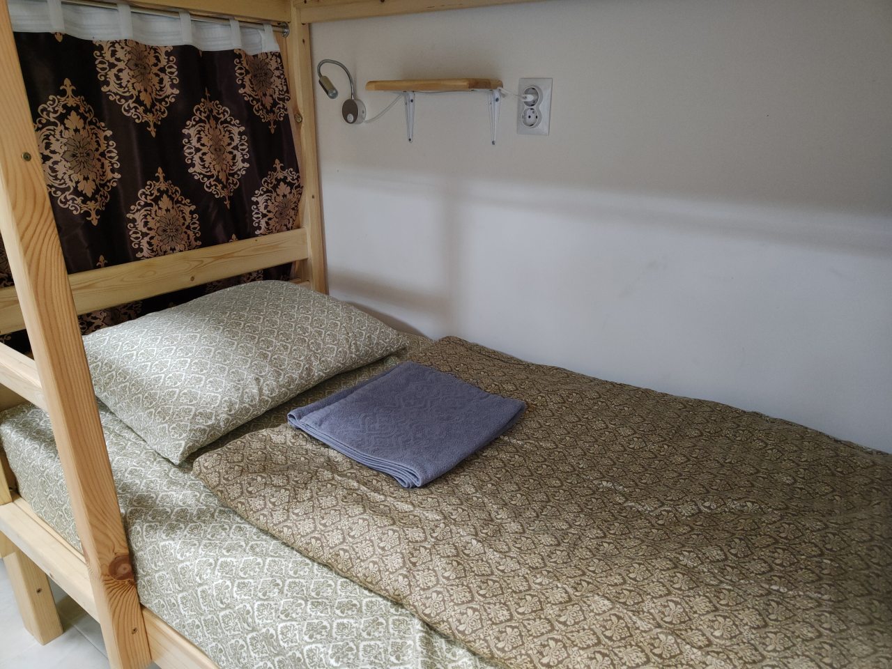 Восьмиместный (Спальное место на двухъярусной кровати в общем номере для мужчин и женщин), Хостел Ретро