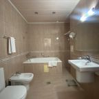 Четырехместный (Люкс в О.З. с видом на сад 3.3), Отель Морской клуб