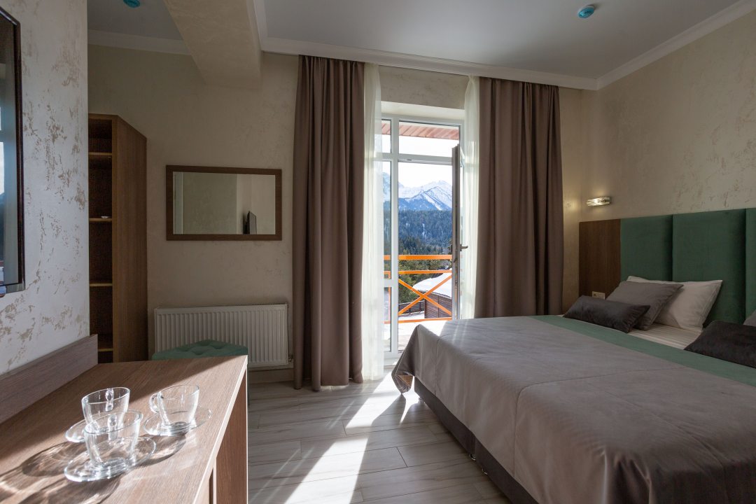 Трехместный (Улучшенный комфорт с видом на горы) гостиницы АМРА, Архыз