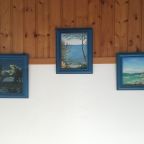 В холле и коридорах выставляются картины художников, влюбленных в море, Гостевой дом Villa Acacia