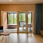 Коттедж (Super Лодж с 2 спальнями, баней и купелью, с видом на озеро), Загородный клуб Пасторское озеро