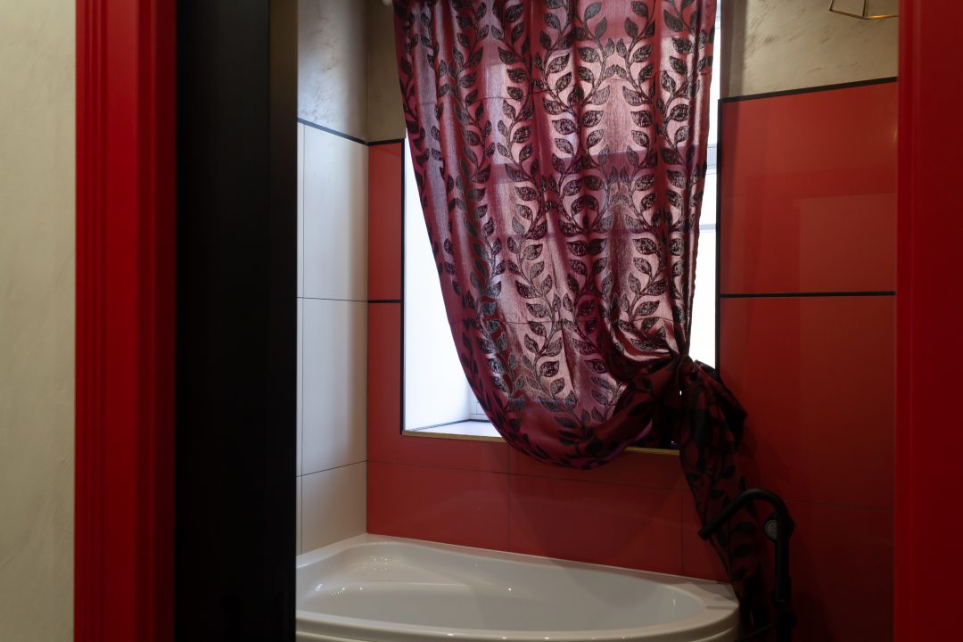 Собственная ванная комната, Отель За кулисами
