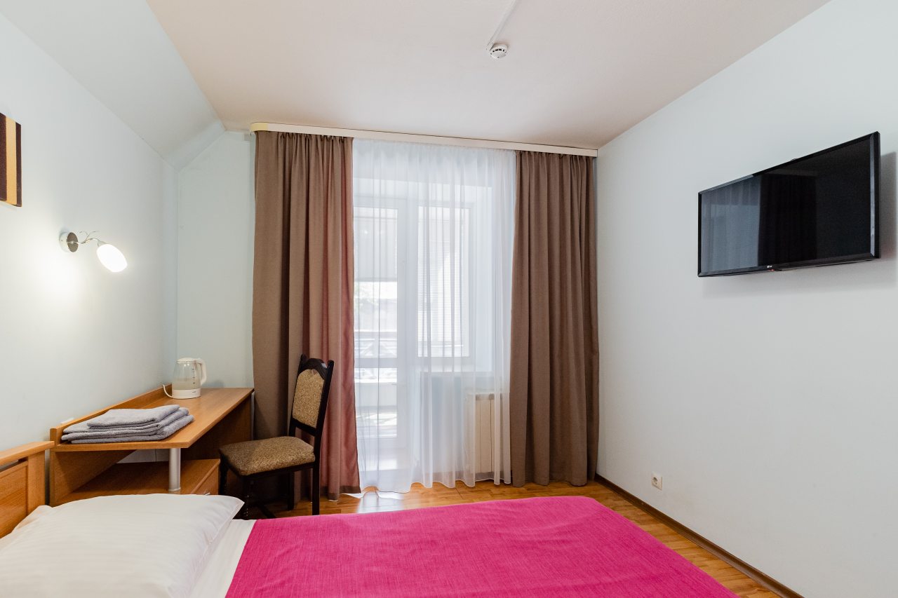 Двухместный (С двуспальной кроватью и балконом №2), Мини-отель WOW Апартаменты Шелковый Путь