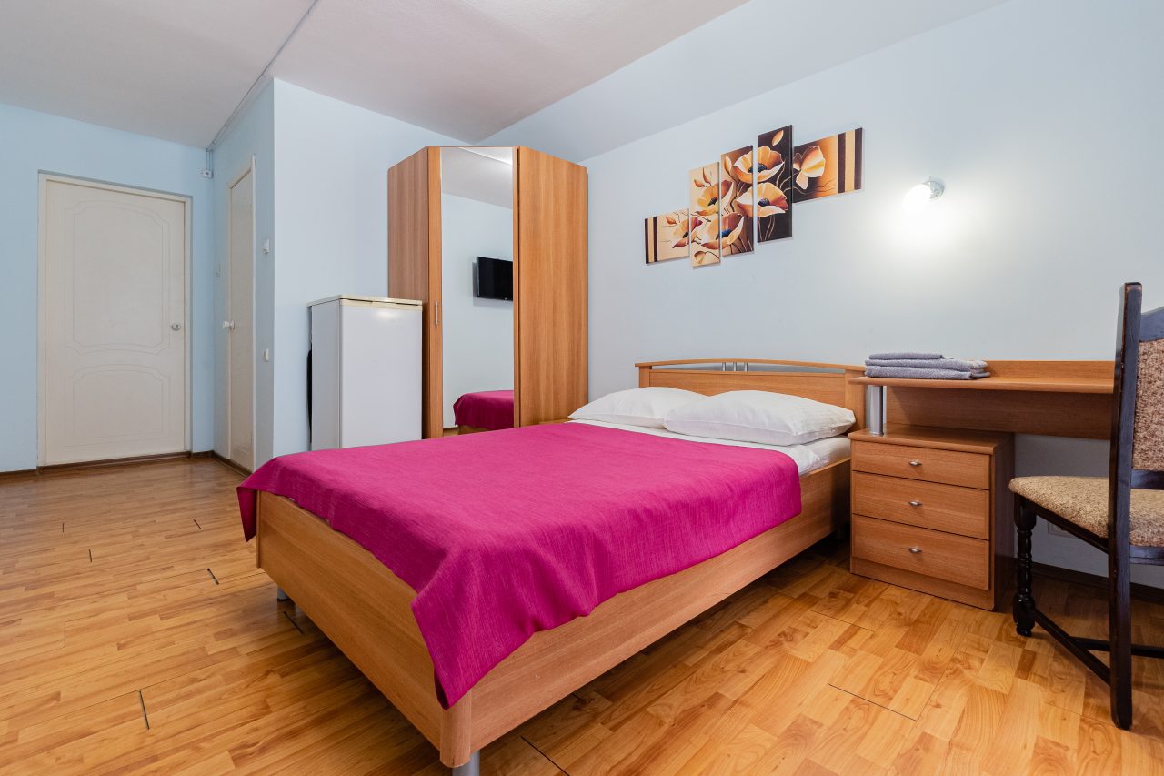 Двухместный (С двуспальной кроватью и балконом №2), Мини-отель WOW Апартаменты Шелковый Путь