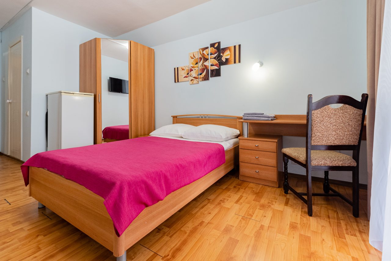 Двухместный (С двуспальной кроватью и балконом №2), Мини-отель WOW Апартаменты Шелковый Путь