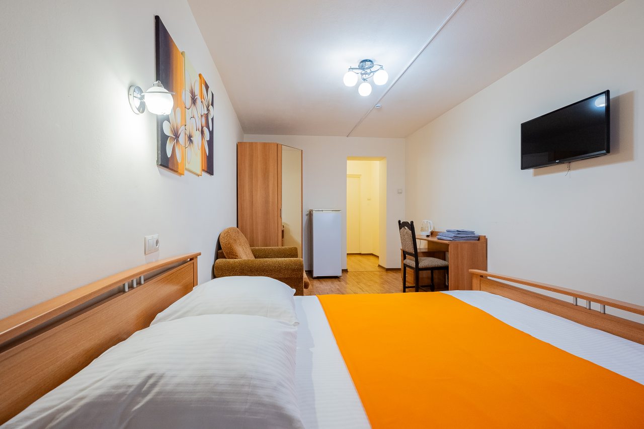 Двухместный (С двуспальной кроватью и балконом №4), Мини-отель WOW Апартаменты Шелковый Путь