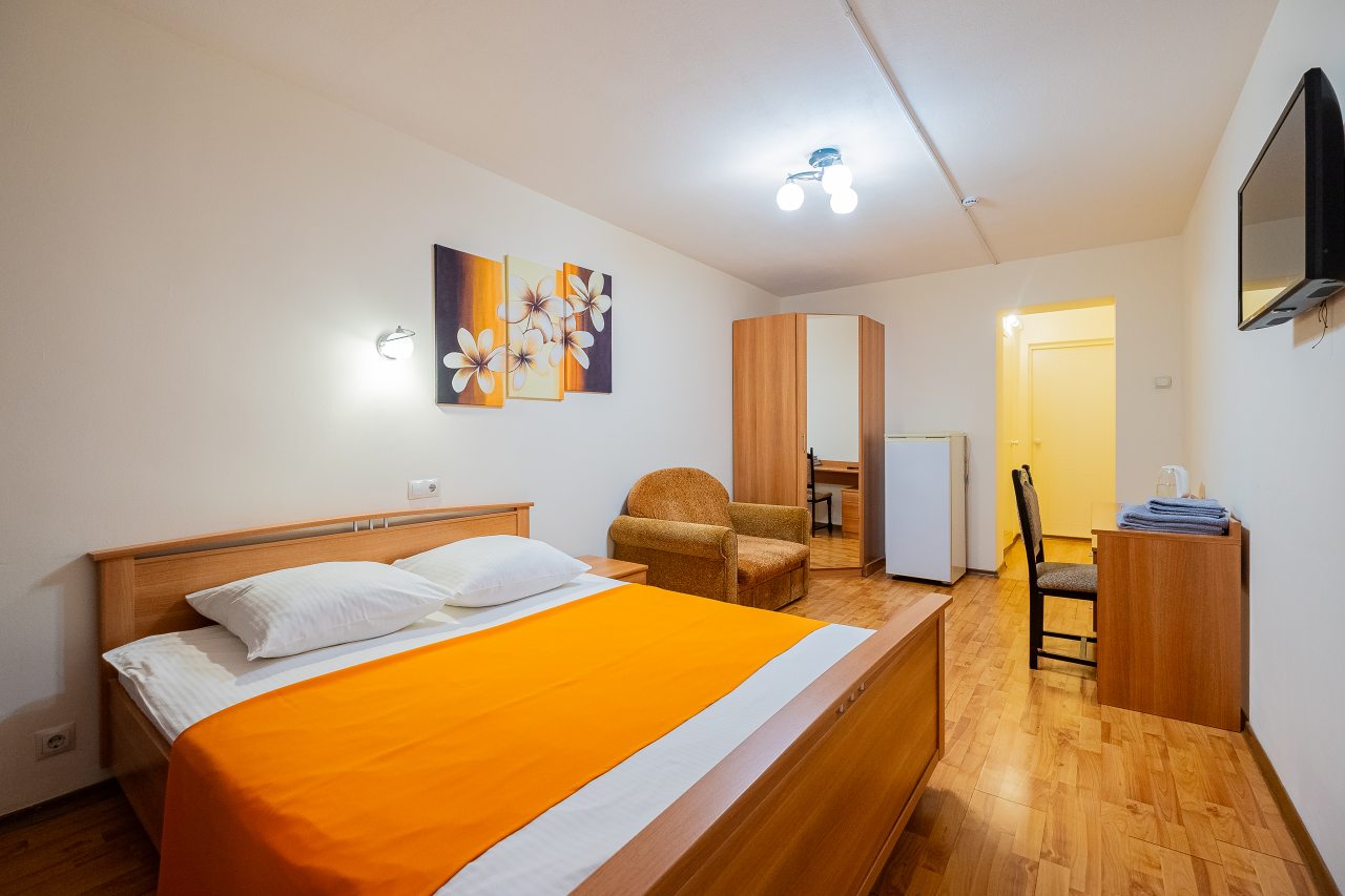 Двухместный (С двуспальной кроватью и балконом №4), Мини-отель WOW Апартаменты Шелковый Путь