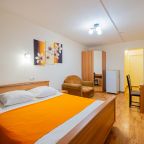 Двухместный (С двуспальной кроватью и балконом №4), Мини-отель WOW Апартаменты Шелковый Путь