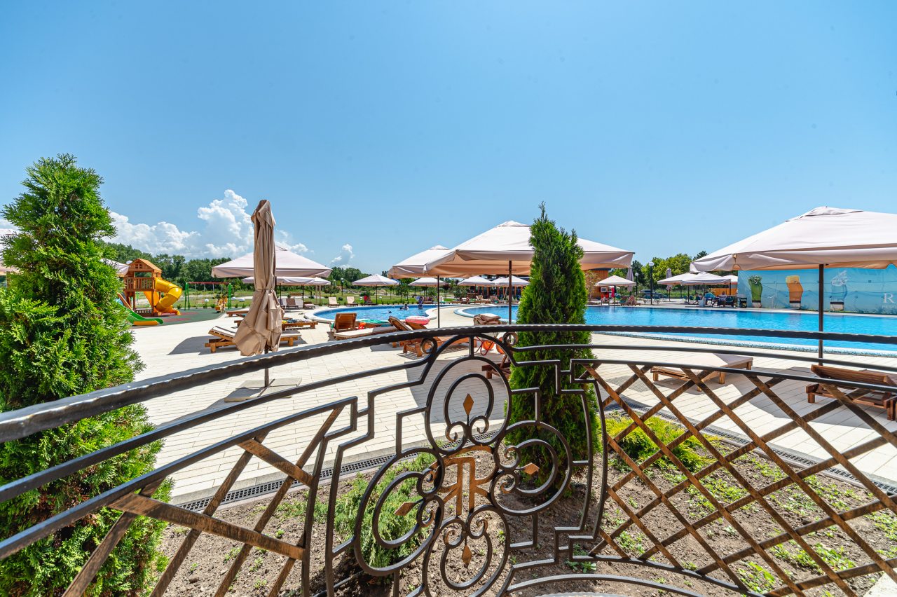 Трехместный (Комфорт с французским балконом и видом на бассейн и парк) отеля Rinn Rise Resort Hotel All inclusive, Анапа