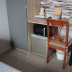 мини холодильник и микроволновая печь