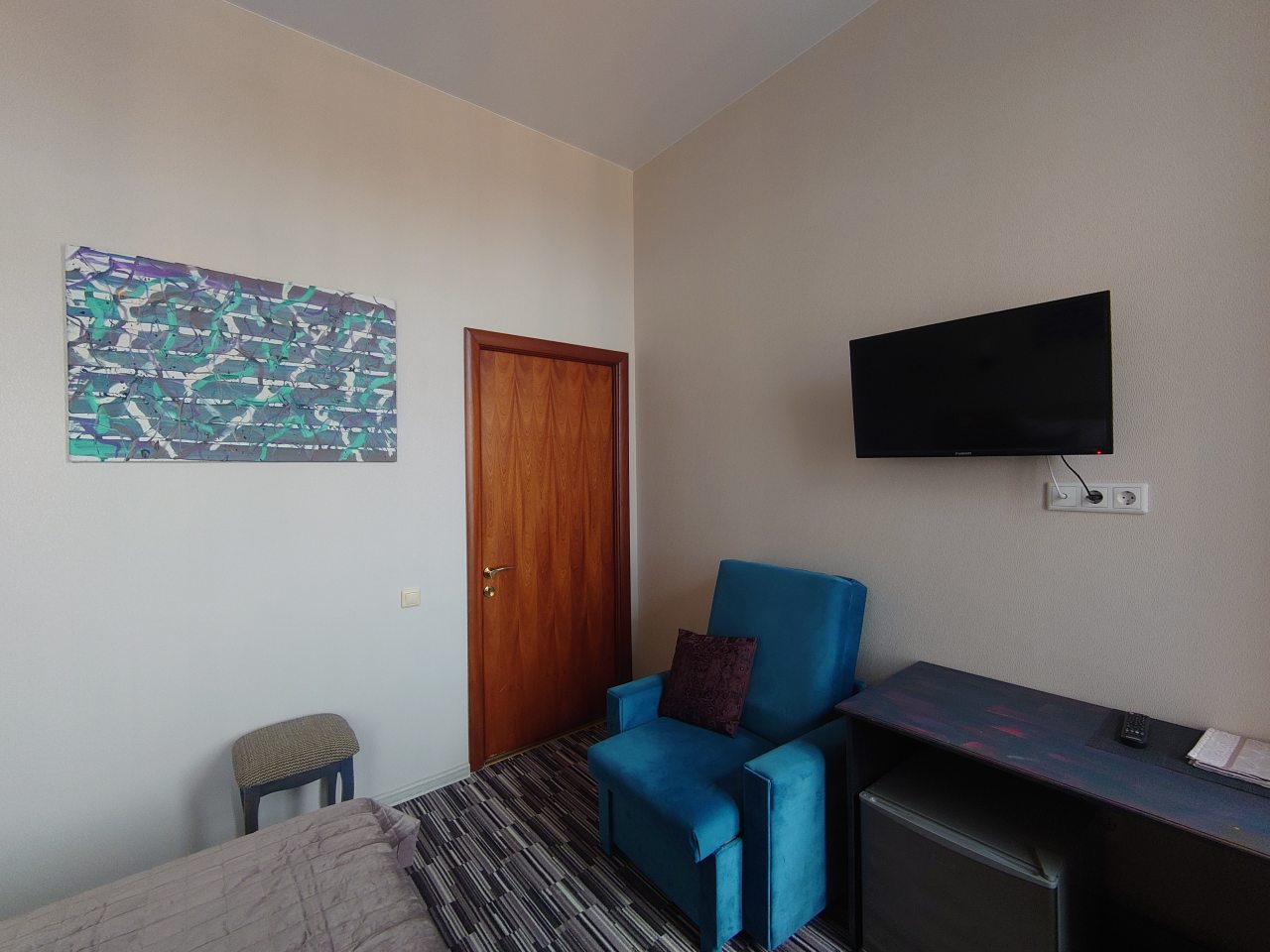 микроволновая печь и мини холодильник в каждой комнате