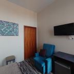 микроволновая печь и мини холодильник в каждой комнате