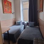 две раздельные кровати, общий вид комнаты