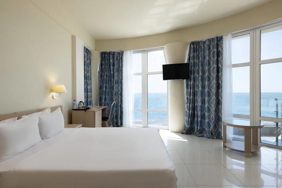 Люкс (Люкс с террасой и видом на море) отеля Lazur Beach by Stellar Hotels, Адлер