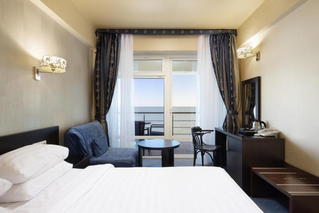 Полулюкс (Делюкс с 1 кроватью или 2 отдельными кроватями, балконом и видом на море) отеля Lazur Beach by Stellar Hotels, Адлер
