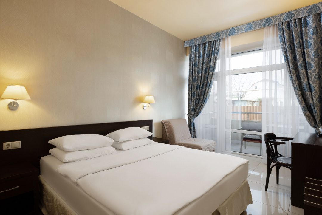 Двухместный (Стандарт с 1 кроватью или 2 отдельными кроватями и балконом) отеля Lazur Beach by Stellar Hotels, Адлер