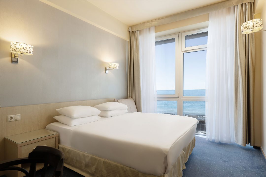 Двухместный (Делюкс с 1 кроватью или 2 отдельными кроватями и видом на море) отеля Lazur Beach by Stellar Hotels, Адлер