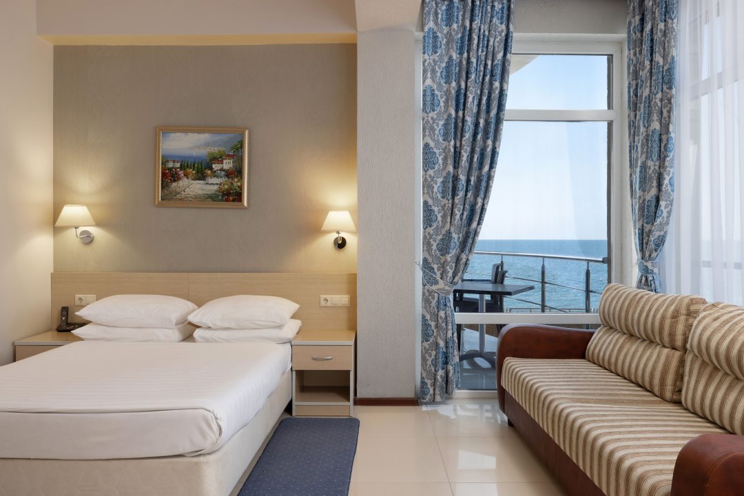 Полулюкс (Улучшенный Делюкс с балконом и видом на море) отеля Lazur Beach by Stellar Hotels, Адлер