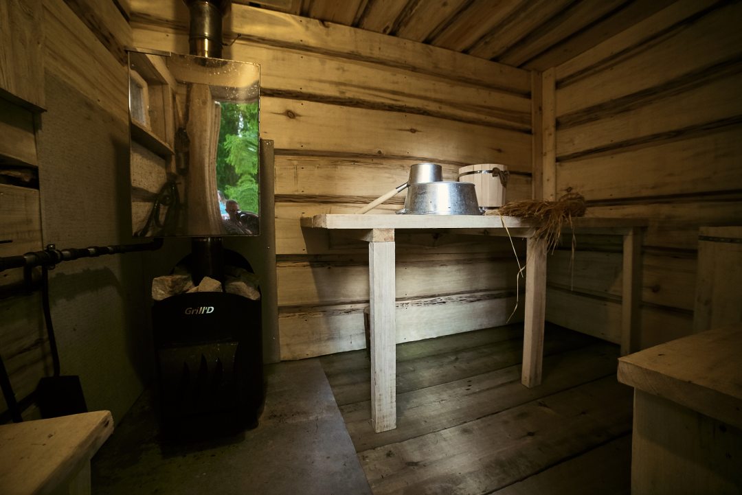 Внутри бани установлена печь на дровах и есть необходимые мелочи для бани