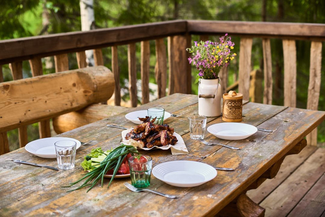 Летним вечером устроить ужин для семьи на террасе дома - что может быть лучше? 