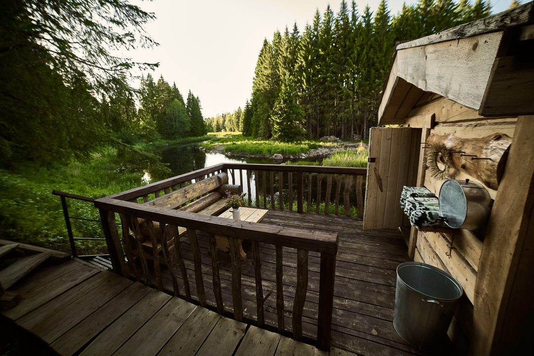 Каждая баня на Мазаной горке имеет отдельный спуск к реке и зону отдыха на свежем воздухе