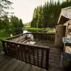 Каждая баня на Мазаной горке имеет отдельный спуск к реке и зону отдыха на свежем воздухе
