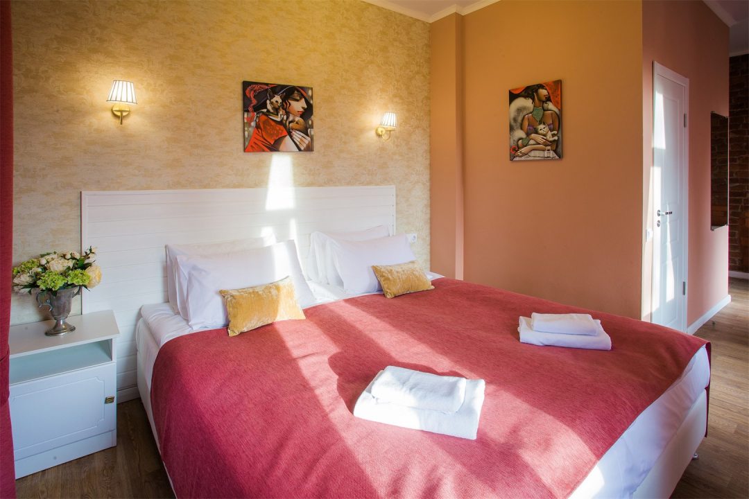 De Luxe (Де люкс с 1 большой кроватью или 2 раздельными кроватями, с балконом) отеля Арт Деко Приморский, Санкт-Петербург