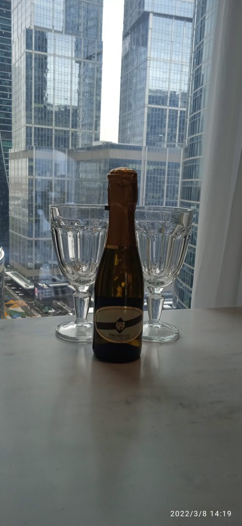 Бутылка шампанского, Апартаменты IQ в Москва-Сити