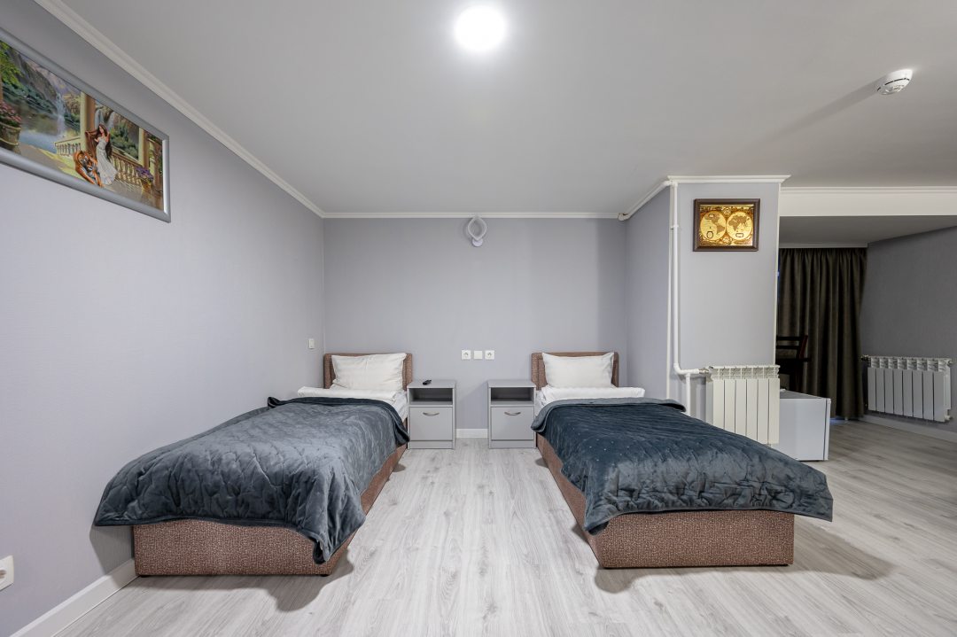 Трёхместный и более (Комфорт с диван-кроватью и 2 односпальными кроватями) отеля Касабланка, Санкт-Петербург