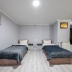 Трёхместный и более (Комфорт с диван-кроватью и 2 односпальными кроватями), Отель Касабланка