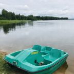 Для отдыха на воде гости могут взять в аренду катамаран, лодки и SUP-борды