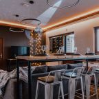 Трёхместный и более (Трехкомнатный стандарт с джакузи на террасе и видом на горы), Boogel Woogel Bar & Hotel Rosa Khutor