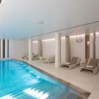 Аква-зона с бассейном и джакуззи