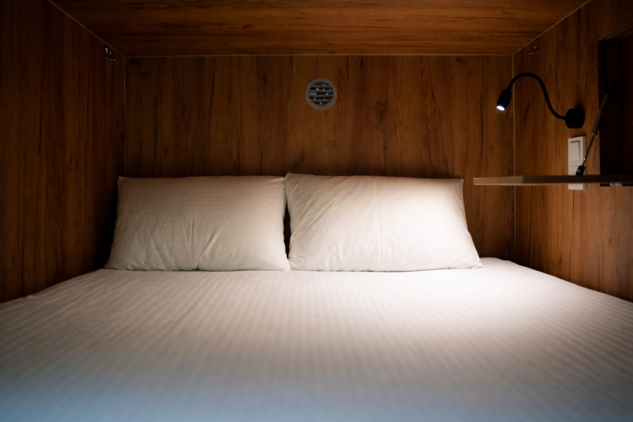 Двуспальная двухярусная кровать 140х200 в 6-ти номере.